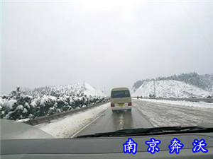 2007年公司參加江蘇電力救援車(chē)支援湖南郴州?。▓D）